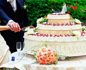 Ý nghĩa cắt bánh cưới và rót sâm banh là như thế nào?